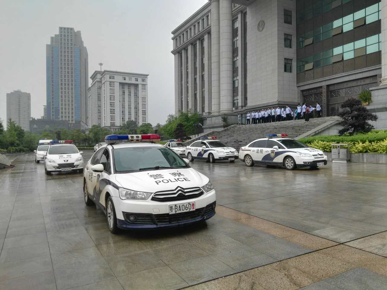 大冶法院警车出动准备强制执行.jpg