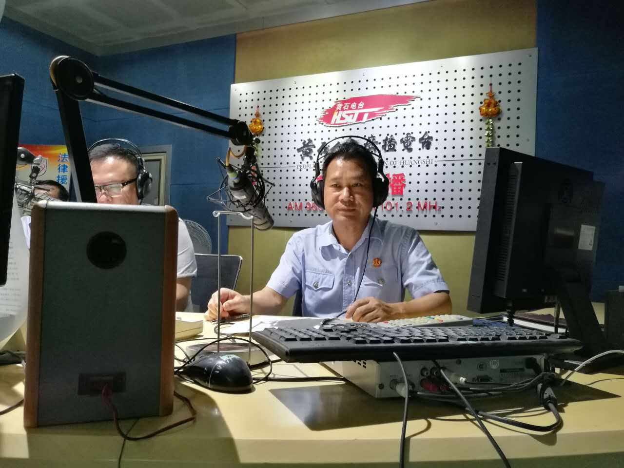 黄绪清接听热线  摄影 吴细丰.jpg