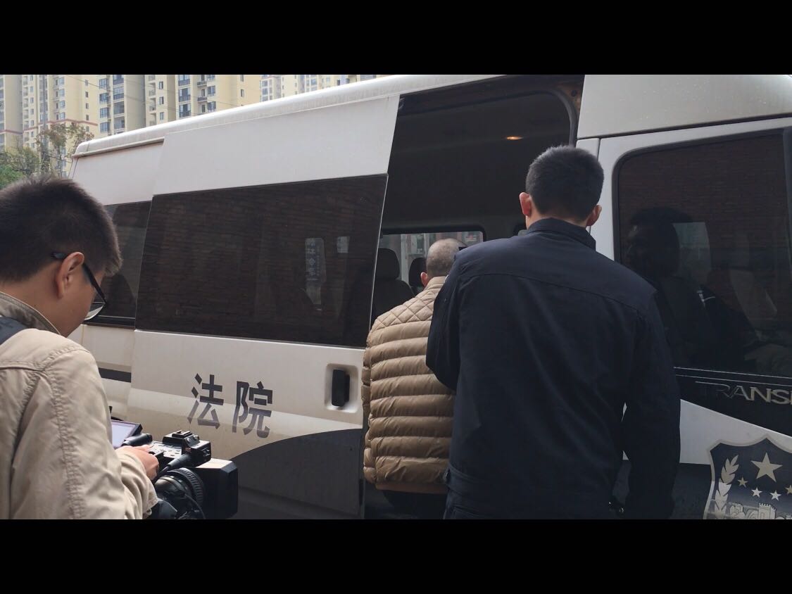 图为下陆区法院干警从宜昌看守所将被执行人押回场景.jpg